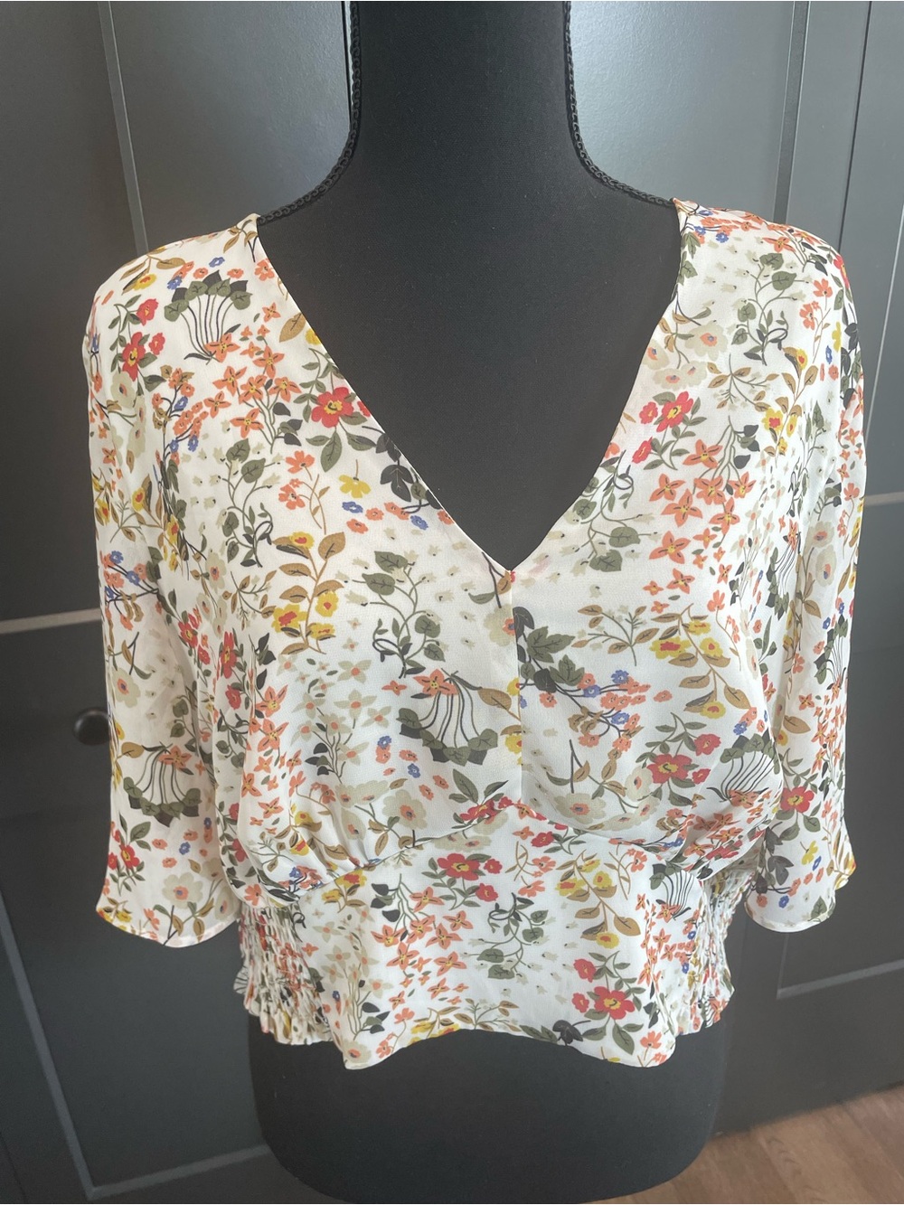 Floral V-Neck Cropped Blouse in Cream